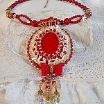 Pendentif Nous Deux Haute Couture brod&eacute; avec cabochon Verre sur dentelle Ivoire, fleurs et toupies Cristal AB orn&eacute;s de rocailles, perles en Verre et R&eacute;sine. Mont&eacute;s avec gouttes et perles Cristal